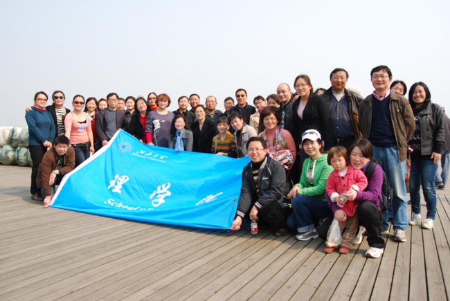 理学院组织教职工去十八湾湿地景区“踏青”