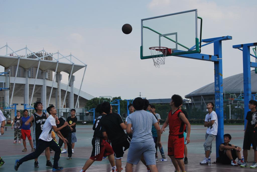 战鼓擂，骄阳笑，铿锵步伐声似鼓，队员挥汗水如注——理学院新老生篮球赛圆满举行