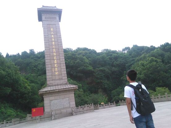 为了忘却的纪念——记理学院研究生烈士陵园瞻仰活动
